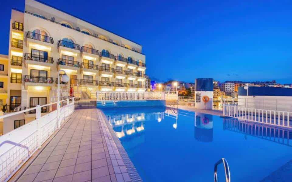 Gillieru Harbour Hotel